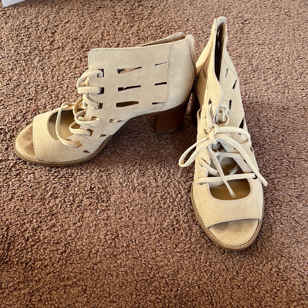 Vince Camuto size 8 tie up shoes